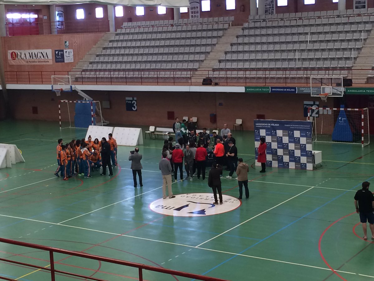 Todas las universidades uniformadas. La UGR gana y no tienen ni chandal para recoger el  primer premio. <a href="/CanalUGR/">Universidad Granada</a>