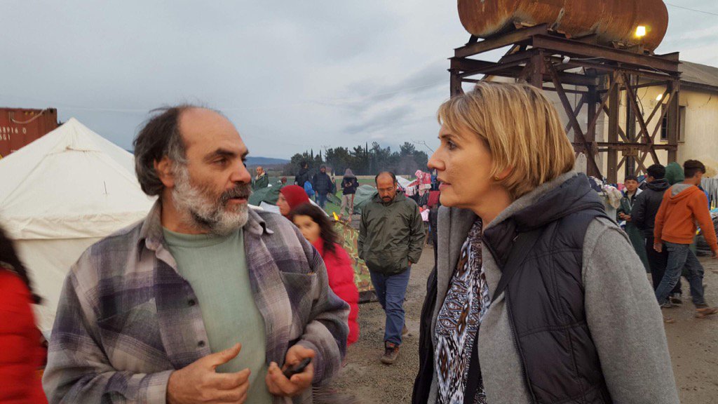 peter_simone's tweet photo. NGOs wie #Oikopolis helfen. Thanasis sagt, bis zu 8000 Essen am Tag bereiten sie in provisor. Containern. #Idomeni https://t.co/mDn4CJiHaD