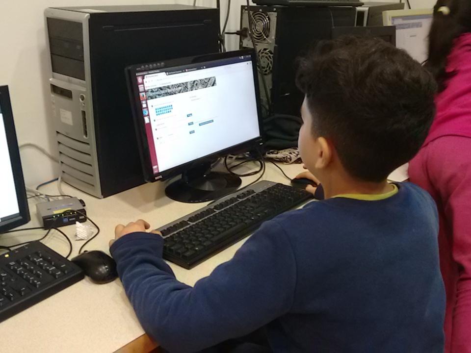xarxaomnia's tweet photo. Al taller #ravalkids del P.Òmnia Raval busquen els noms de carrers al nomenclàtor. @casalinfants @espaitecnologic https://t.co/xIvp1IpxdG