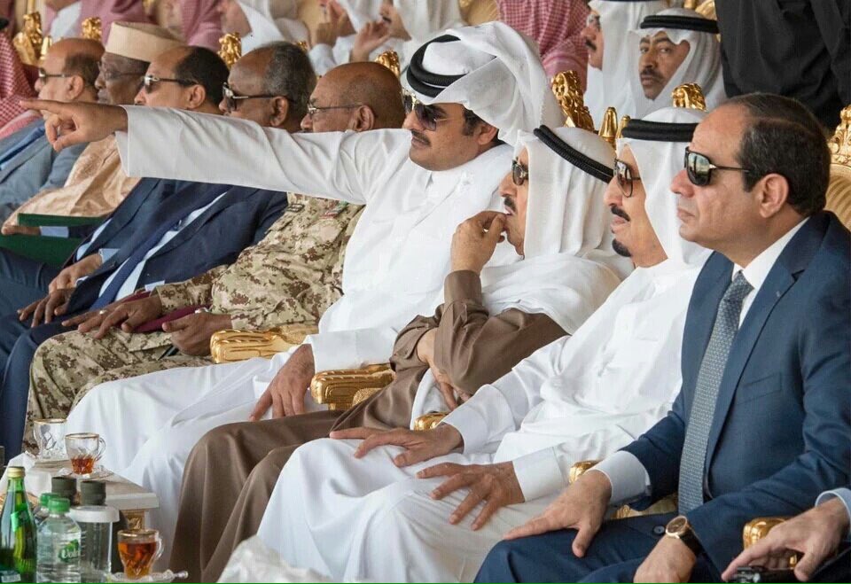 SaudiNews50's tweet photo. خادم الحرمين الشريفين يرعى المناورة الختامية لتمرين #رعد_الشمال.

#السعودية #الخليج #الحزم

- https://t.co/gbcZgb0kTp