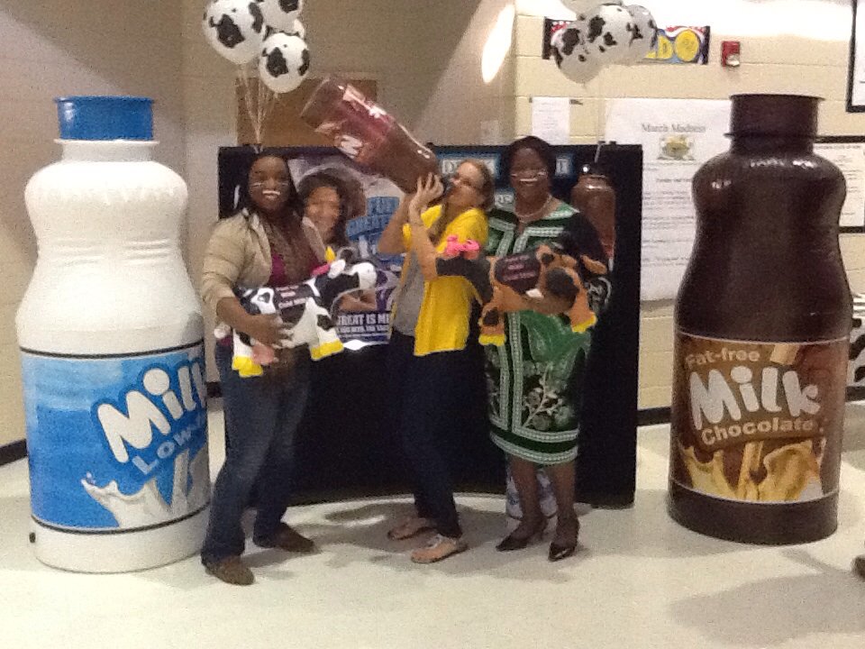 SchoolNutr_LCSS's tweet photo. Midway Middle Celebrates NationalSchoolBreakfast with Milk Mustache Boothfrom SUDAN https://t.co/pe5ynryfRA