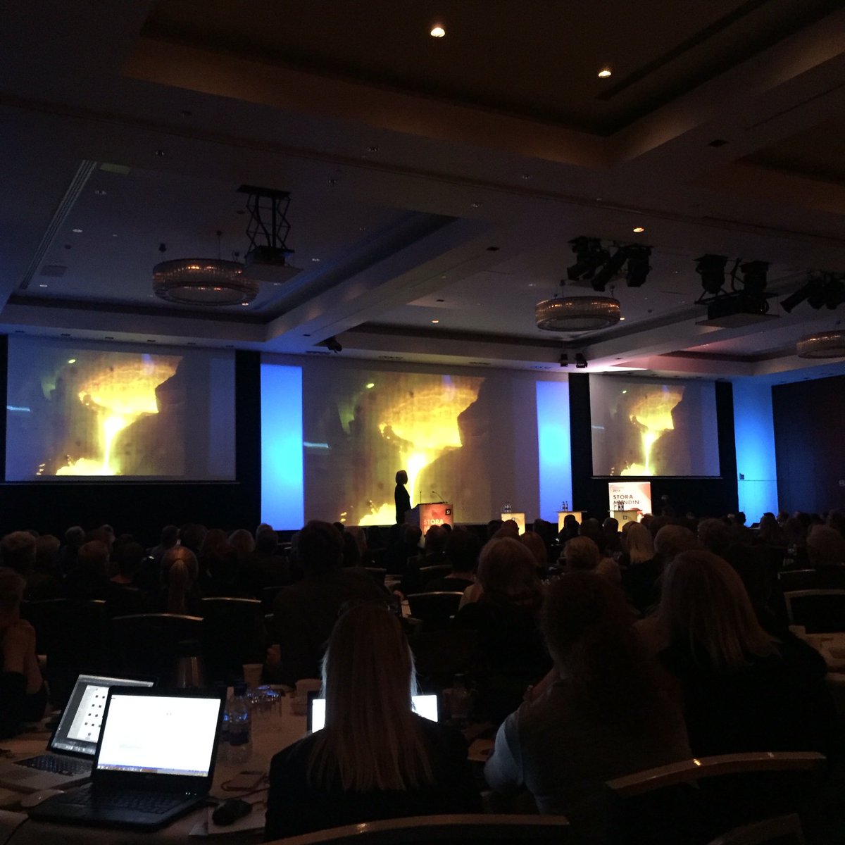 Endurkjörinn formaður <a href="/GudrunHafsteins/">Gudrun Hafsteins</a> sýnir myndband í lok setningarræðu sinnar á iðnþingi