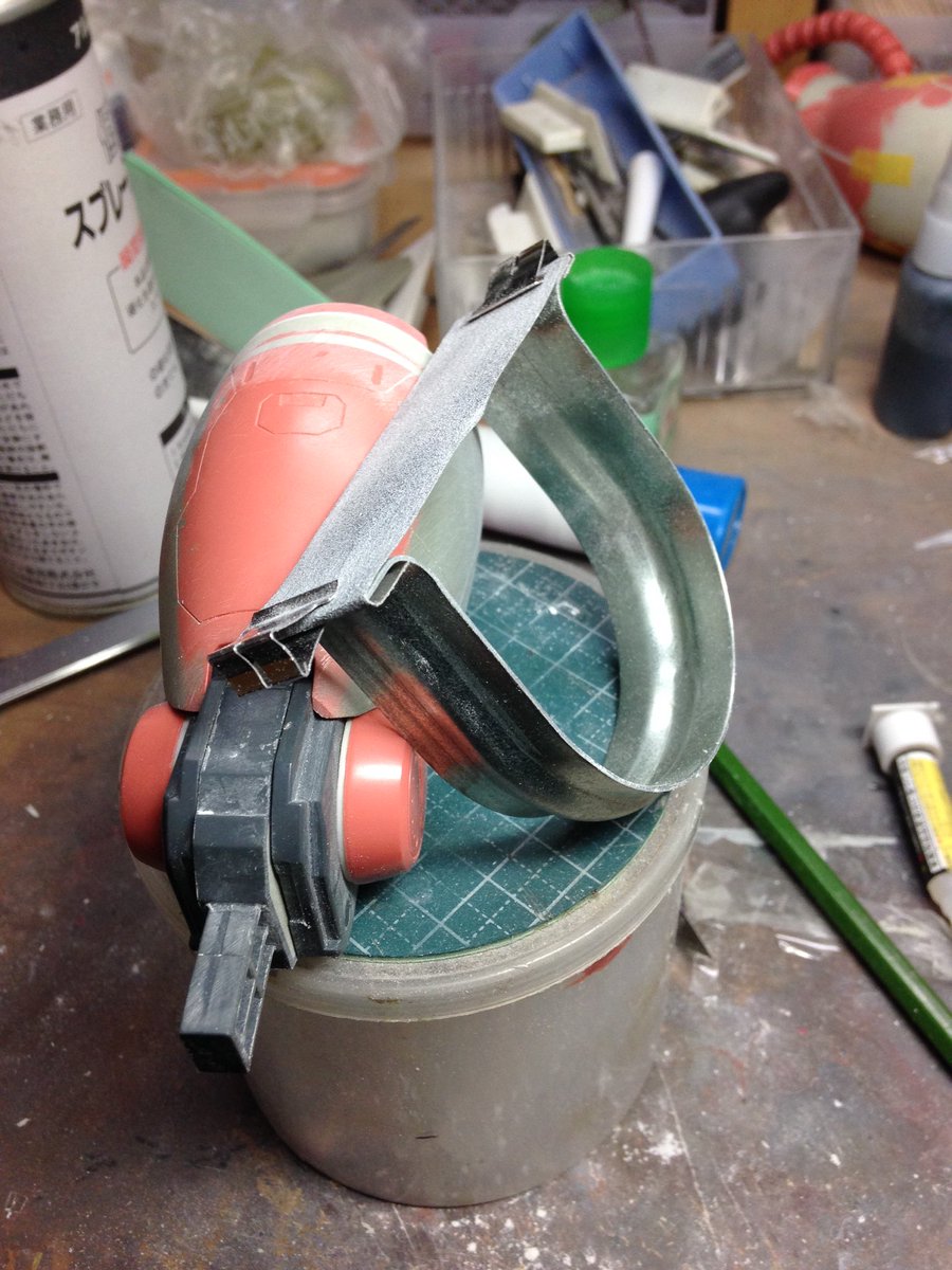 gakuyasan's tweet image. 太もものパテ部分など曲面の面出しには芸人サンダーを使います。
水道管の固定金具にペーパーを弓なりにガチャ玉で止めるだけ！
めっちゃ曲面出るよ。
詳しくは芸人サンダーでググるとよろし