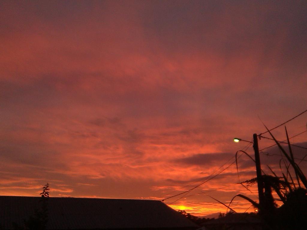 colas_gnv's tweet photo. 18h50 à Bois d'olives #sunset974 #Team974 #LaReunion https://t.co/2HJ8q65ZSj