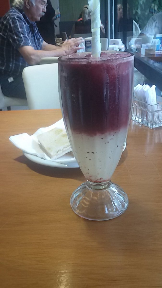 belumrtl's tweet photo. tomado un respiro y un descanso x el calor en la city  @BonaRestoTuc  muy rico el licuado de pera y arandano 😋😜 https://t.co/UtdkwTvWZ1