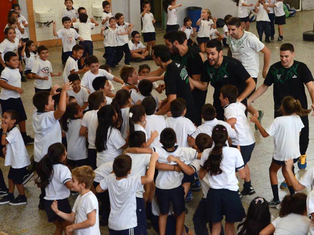 VoleyACLAV's tweet photo. #ACLAVSocial @psmvoley visitó la Escuela del Niño Jesús. Lee la nota en: https://t.co/hHeC4yXSl8 https://t.co/w0CyN5Gnkd