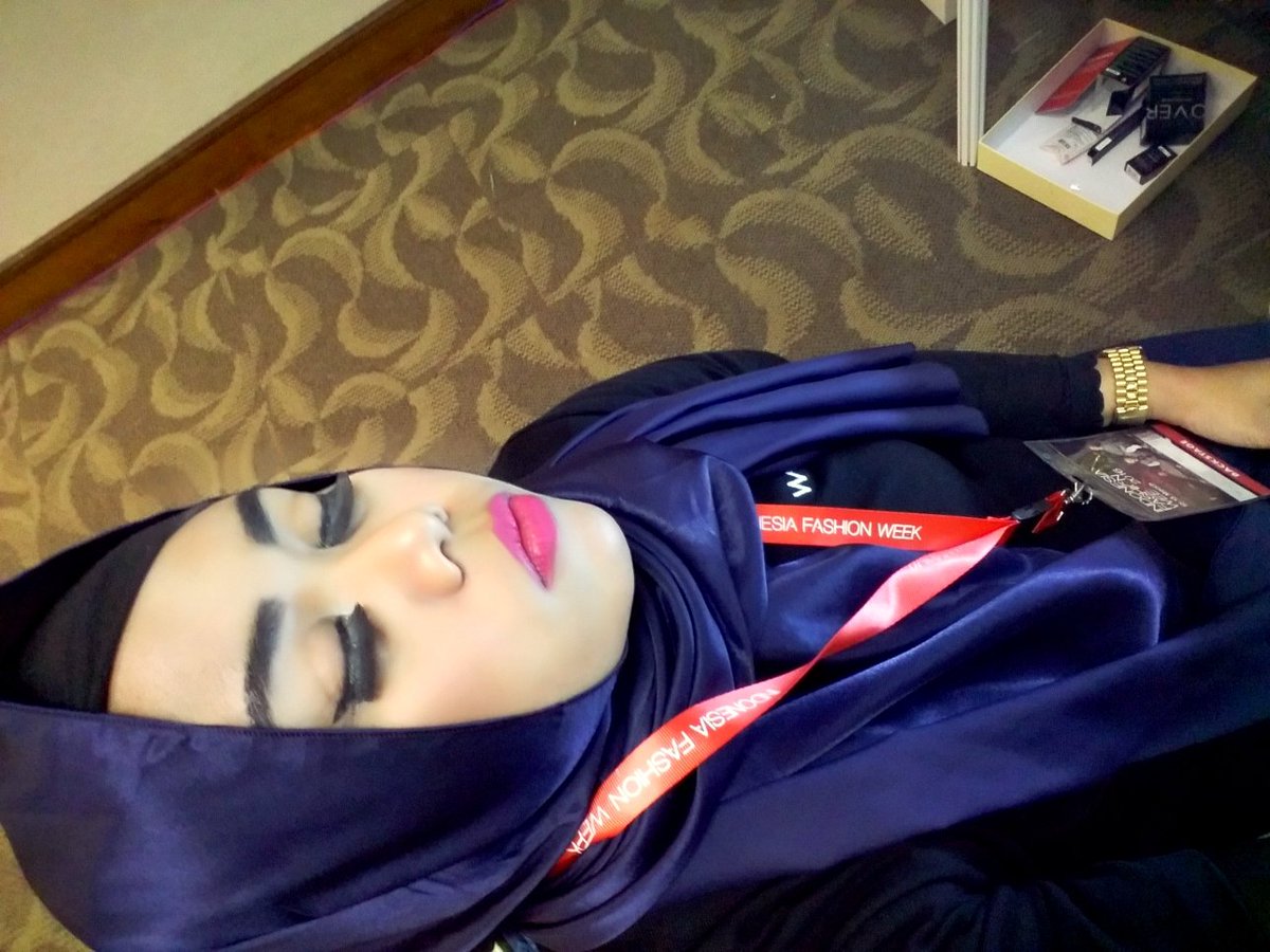 Ketika lelah menghampiri..disitu aku memejamkan mata sesaat melepas lelahku🙇😪