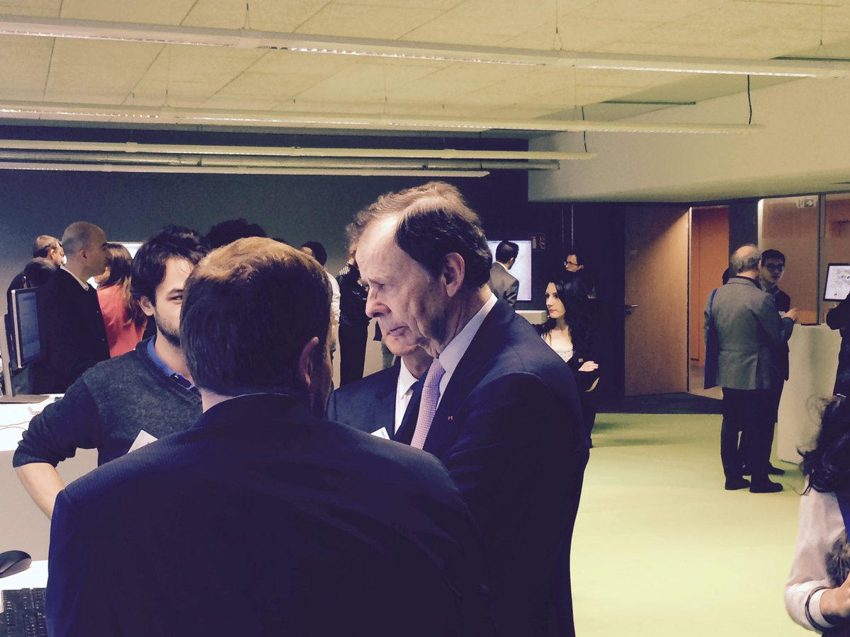 T_Louvet's tweet photo. @louis schweitzer devant la demo Vital #systemx16 https://t.co/CgUtjBI18i