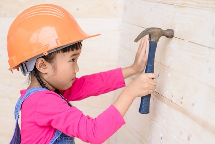 beawilderchild's tweet image. Young Children Experience &apos;Risky&apos; Play Using Saws, Hammers and Mallets buff.ly/1pawSa1