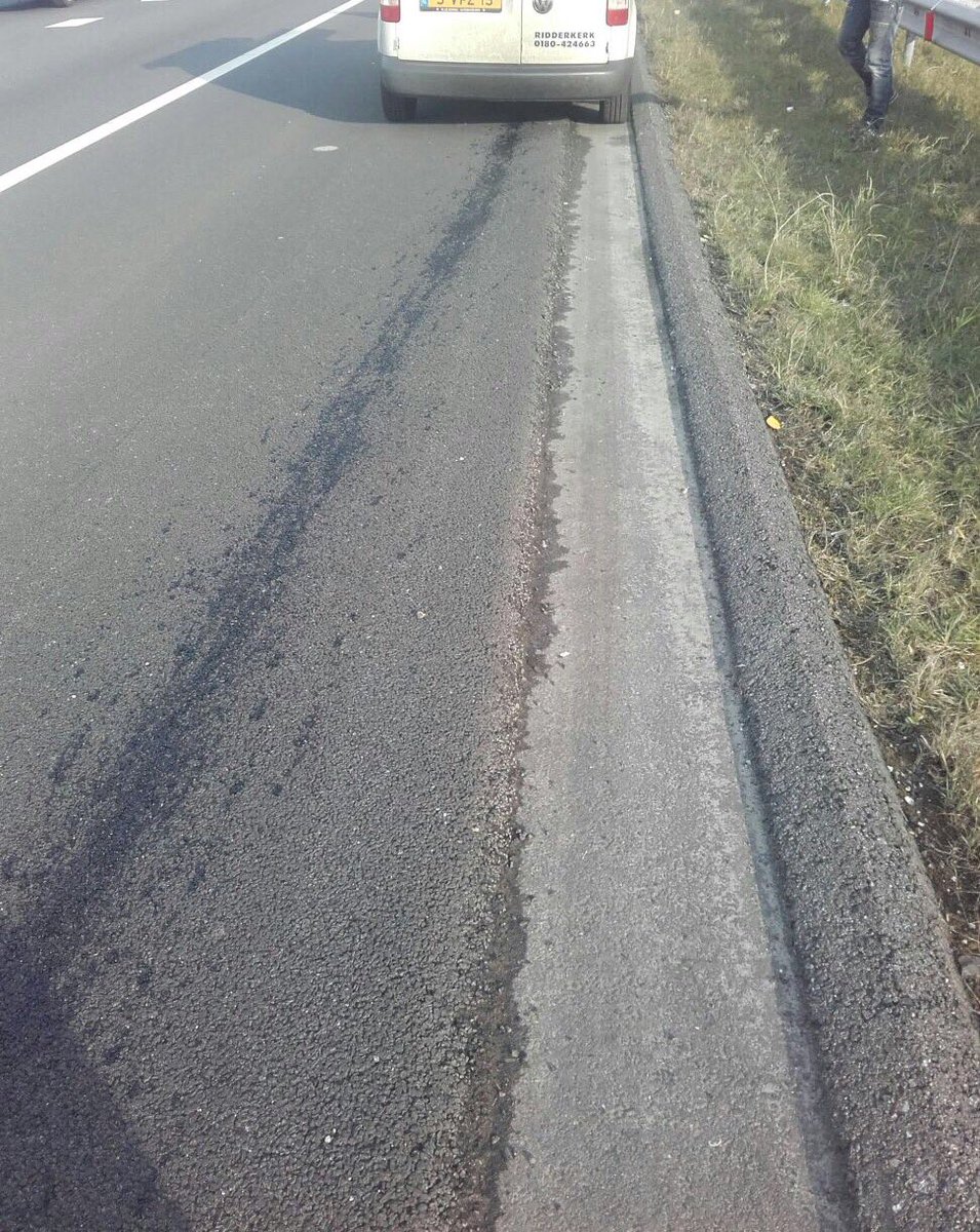 ABarendregtBV's tweet photo. Motor ontploft in bocht #A4 > #A15 parallelbaan. Rechterrijstrook wordt afgesloten ivm reiniging. #vertraging https://t.co/Dk8LqRFzzw