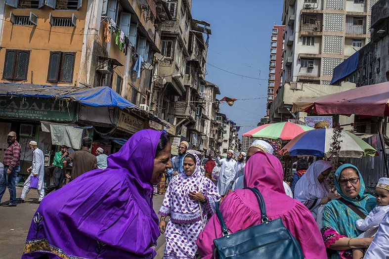 HannahBish_'s tweet photo. Thanks @atulloke for capturing Bombay's vibrant Bhendi Bazaar community for this story https://t.co/7mI9DSgfYp https://t.co/iL2pkUFGNB