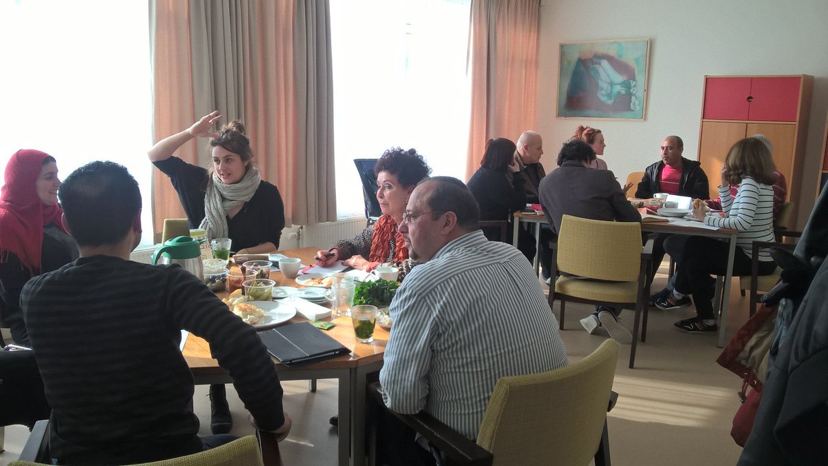 BijBosshardt_KE's tweet photo. De dichters van Stadsdichtersgilde zijn op bezoek en gaan in gesprek  met vluchtelingen die hun verhaal delen. https://t.co/oLbeRtYRqn