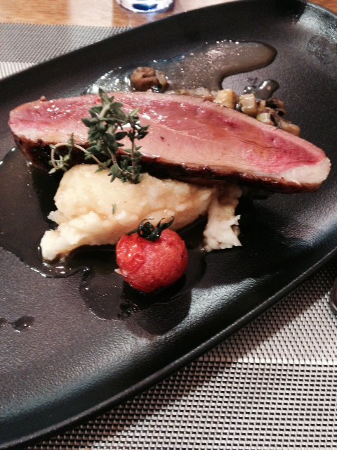 guideMichelinFR's tweet photo. Le Cerf à Moustache, à #Nîmes: décalé dans le nom et dans le décor, beaucoup plus sage dans l'assiette. #simpleetbon https://t.co/r7DGBK9Rty