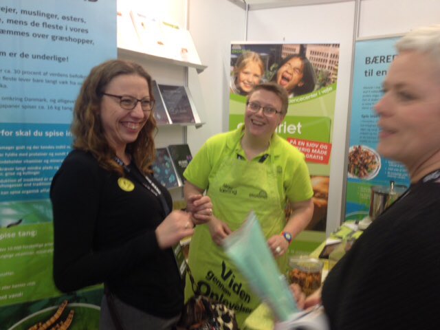 Okolariet's tweet photo. Glade gæster på Økolariets stand ved #bbdk16 @BBkonferencen https://t.co/MK2A9xZHYy