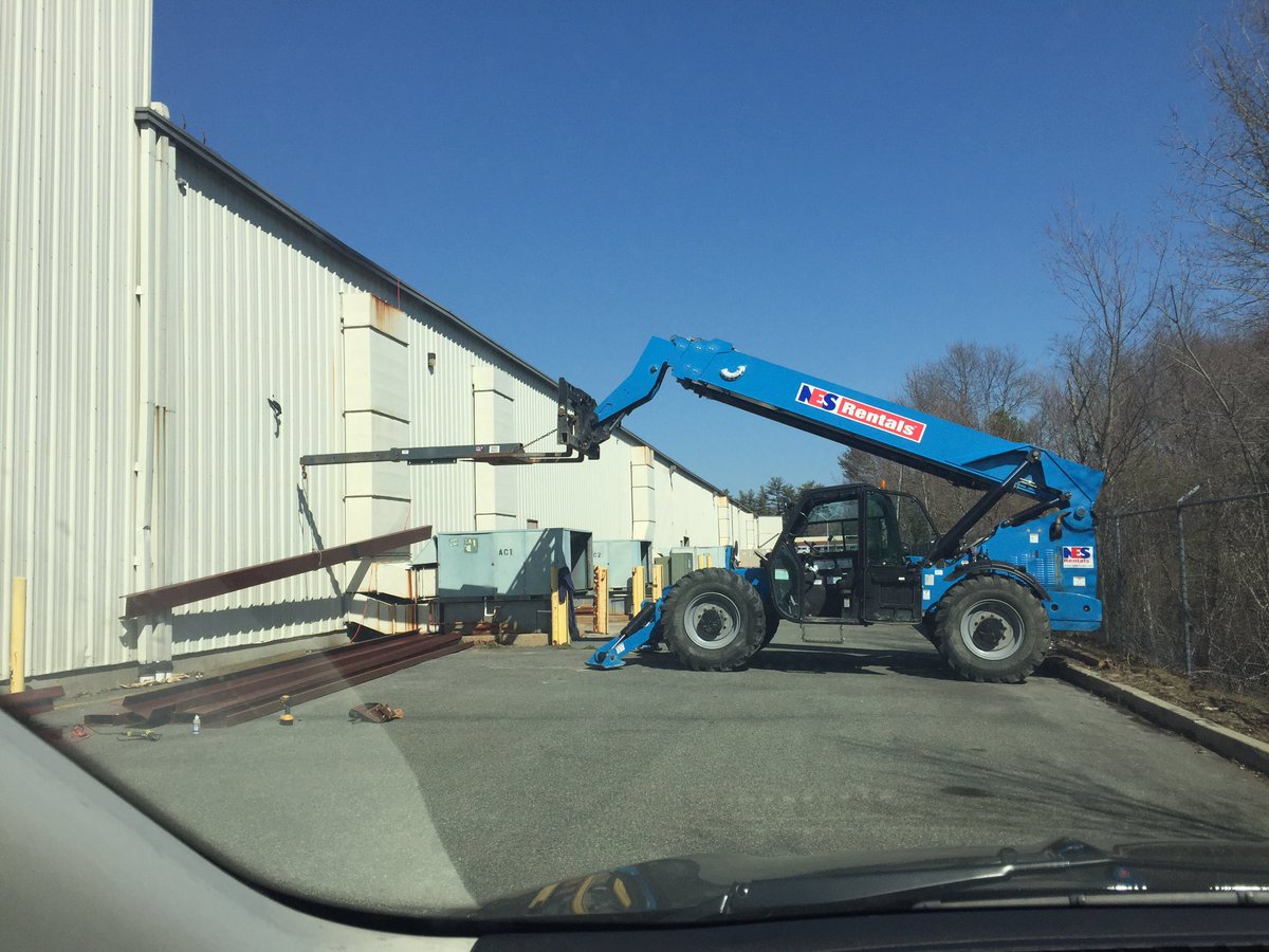 PhatJoe21's tweet photo. @nesrentals 10k forklift with truss boom repairing a collapsed roof in Hanover Mass #NESpotted https://t.co/d43ejzif1g
