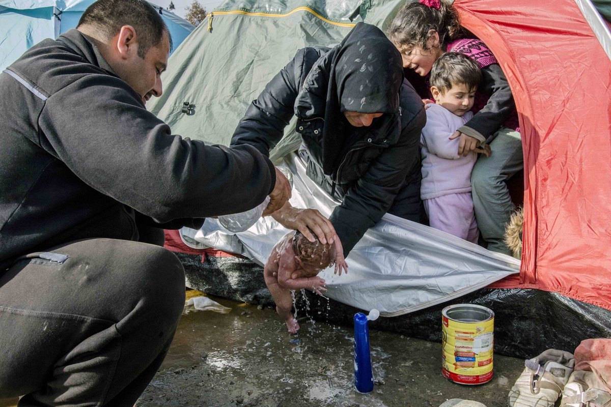 szmagazin's tweet photo. Geboren in der EU, März 2016, Idomeni.

(Foto Photo Iker Pastor/Anadolu Agency/Getty Image ) https://t.co/Vmim4uRXET