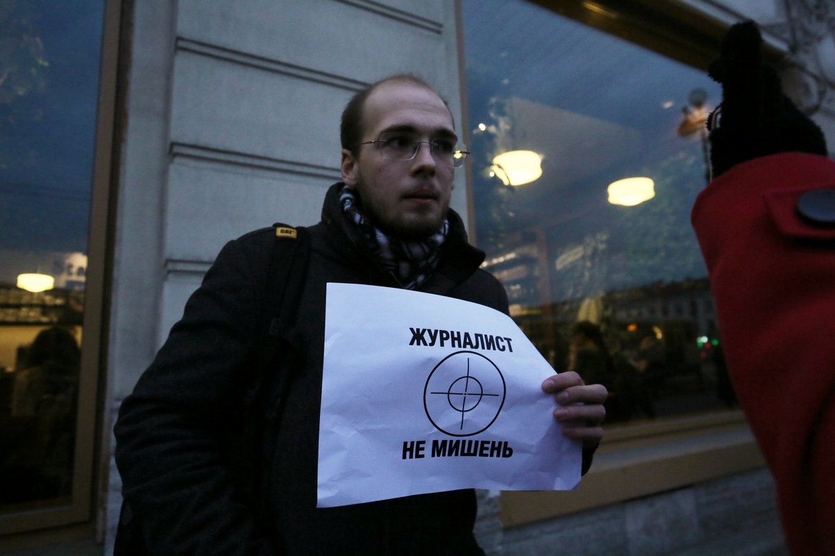 Петербургские журналисты вышли с пикетами на Невский в поддержку коллег. <a href="/ars_ves/">Арсений Веснин</a>