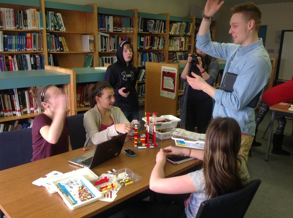 ArleneLow's tweet image. Teachers and students learning together #uptocode @DavidsonRaiders @GarrettBailey0