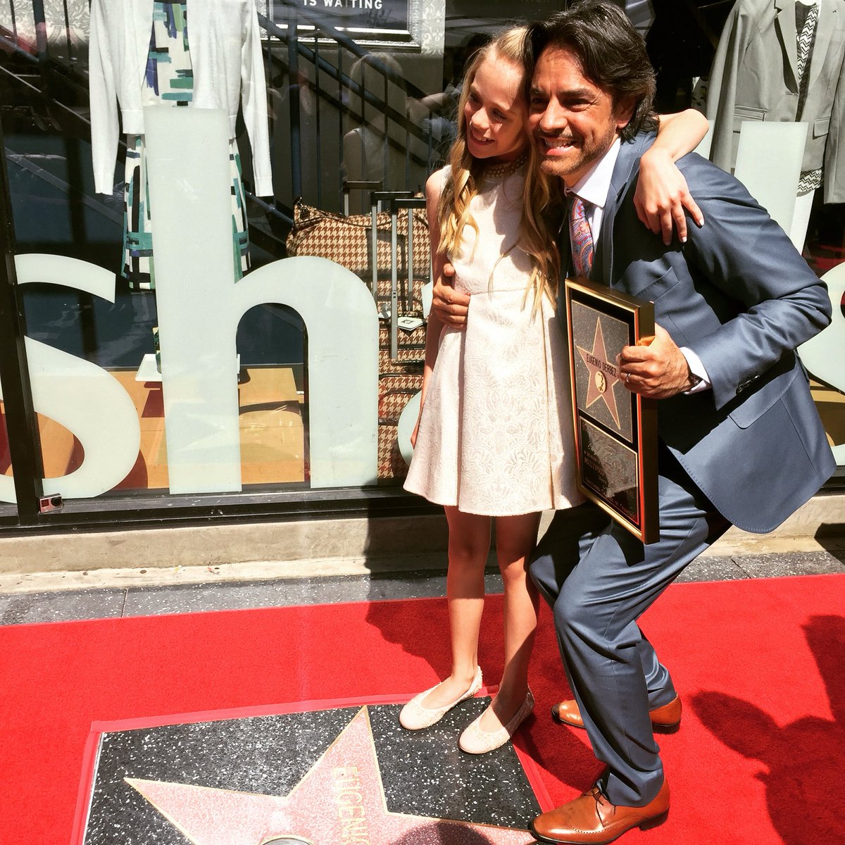 Feliz de acompañar a <a href="/EugenioDerbez/">Eugenio Derbez</a> en un dia TAN especial!