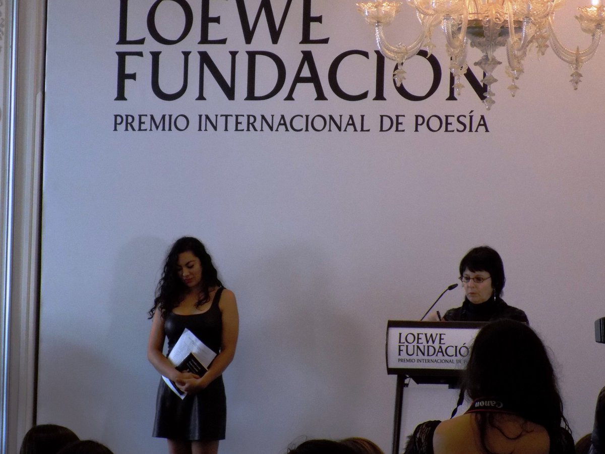 Carla Badillo presentada por Chantal Maillard #PremioLoewe #CreaciónJoven @FundacionLoewe revistaleer.com/2016/03/el-loe…