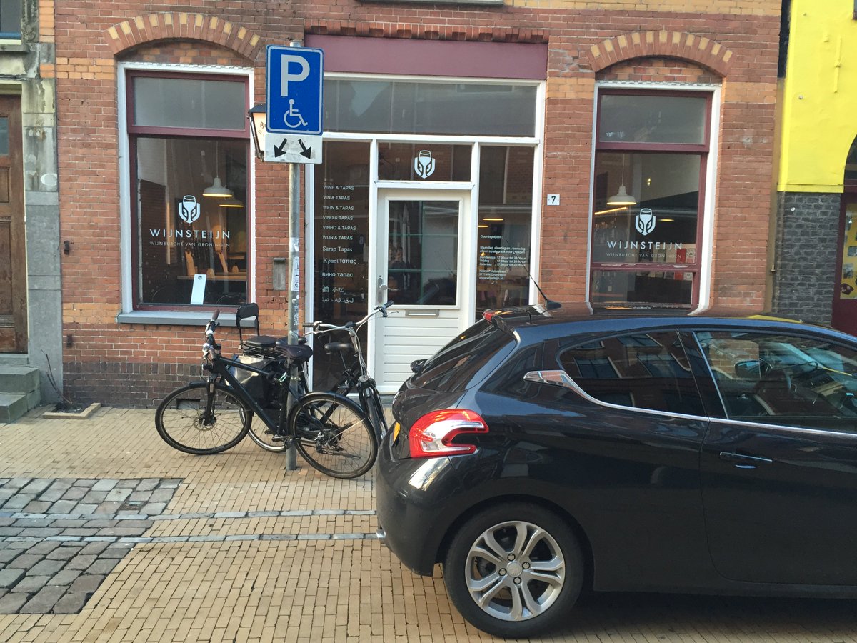 jarcomoore's tweet photo. @Stadsbeheer050 kunnen jullie met mij meedenken? Entree tot wijnbar wordt geblokkeerd, ook vervelend voor invaliden https://t.co/TLr9JJCGwf