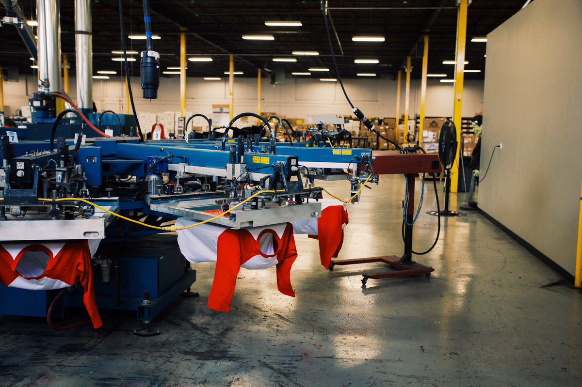 ThreadMeUp's tweet photo. Behind the scenes at one of our production facilities! #ThreadMeUp #Screenprinting https://t.co/u00roCz3dP