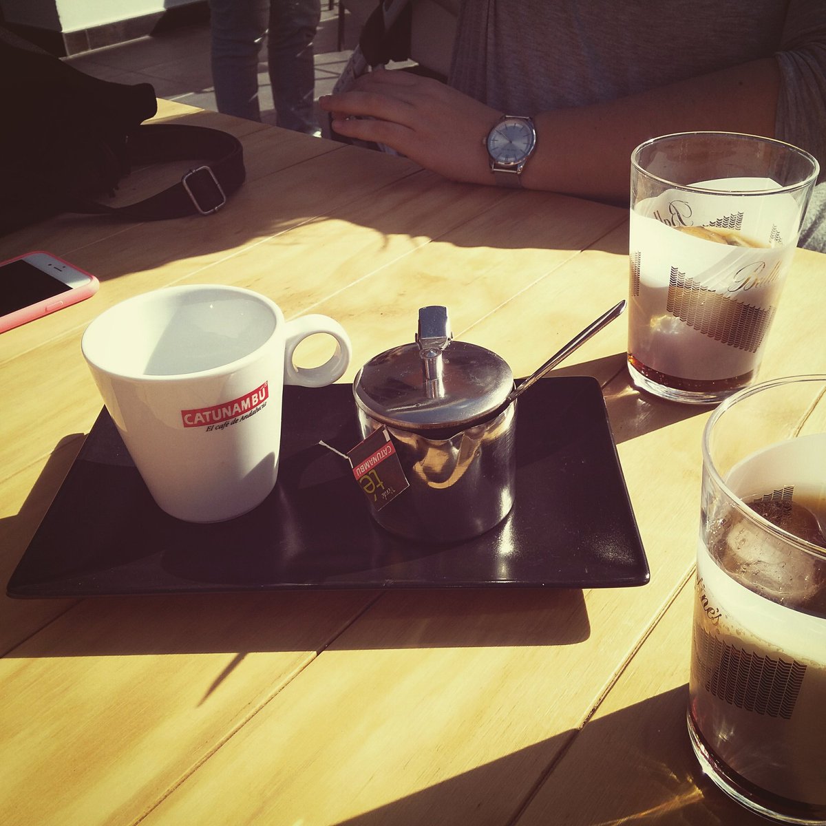 estefania1507's tweet photo. Tarde de chicas!!☕😁😁 dá gusto pasar ratitos así con ellas!✌ #DeCategoría #Sol #NuestrosRatitos #MisPetardas #Atico4 https://t.co/JKAbw9UXEZ