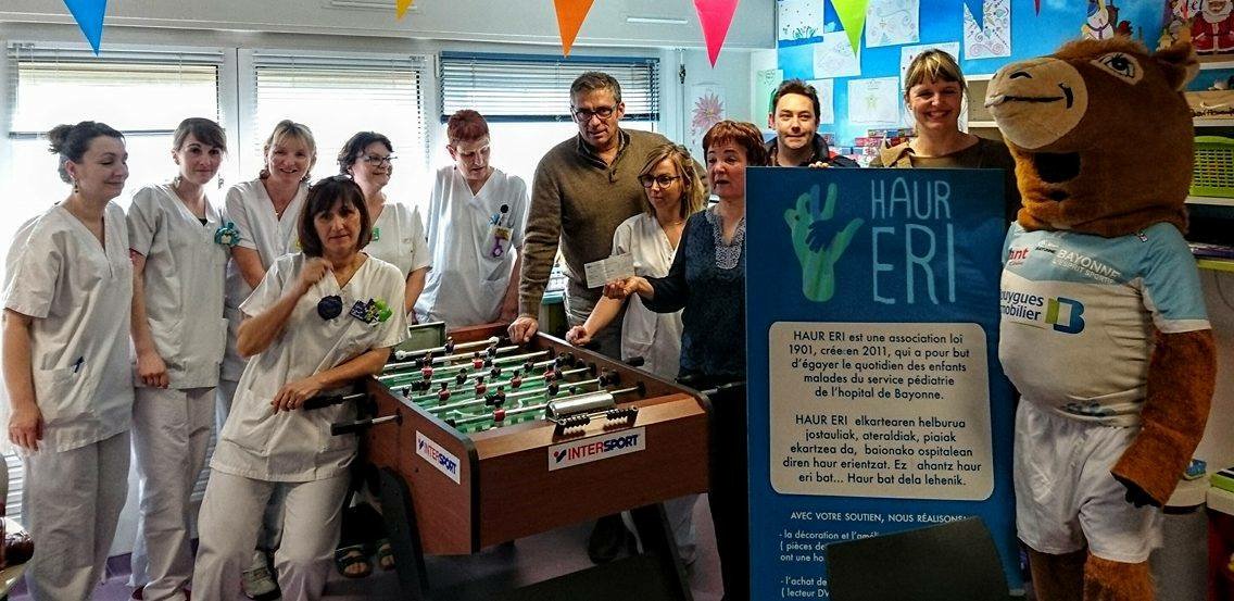 VilleDeBayonne's tweet photo. L'association Les joëllettes du cœur remet 2500 € à Haur Eri pour les enfants malades de l'Hôpital #Bayonne #FDB2015 https://t.co/ItnjmZJ2cV