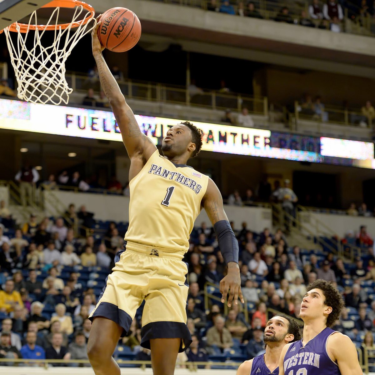 SPORTalkPitt's tweet photo. Artis leads Pitt with 12 pts. Berry leads UNC with 13. RETWEET if Artis will outscored Berry this half FAV for Berry https://t.co/v5mVGnijMQ