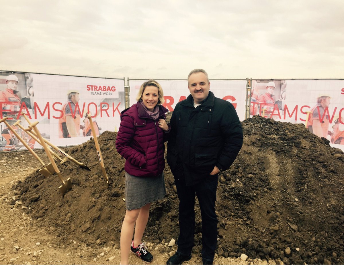 HohoWien's tweet photo. Romana &amp; Peter vom #hohowien-Team beim Spatenstich auf unserem Nachbargrundstück in der #seestadtaspern! https://t.co/Lc2E1KX75L