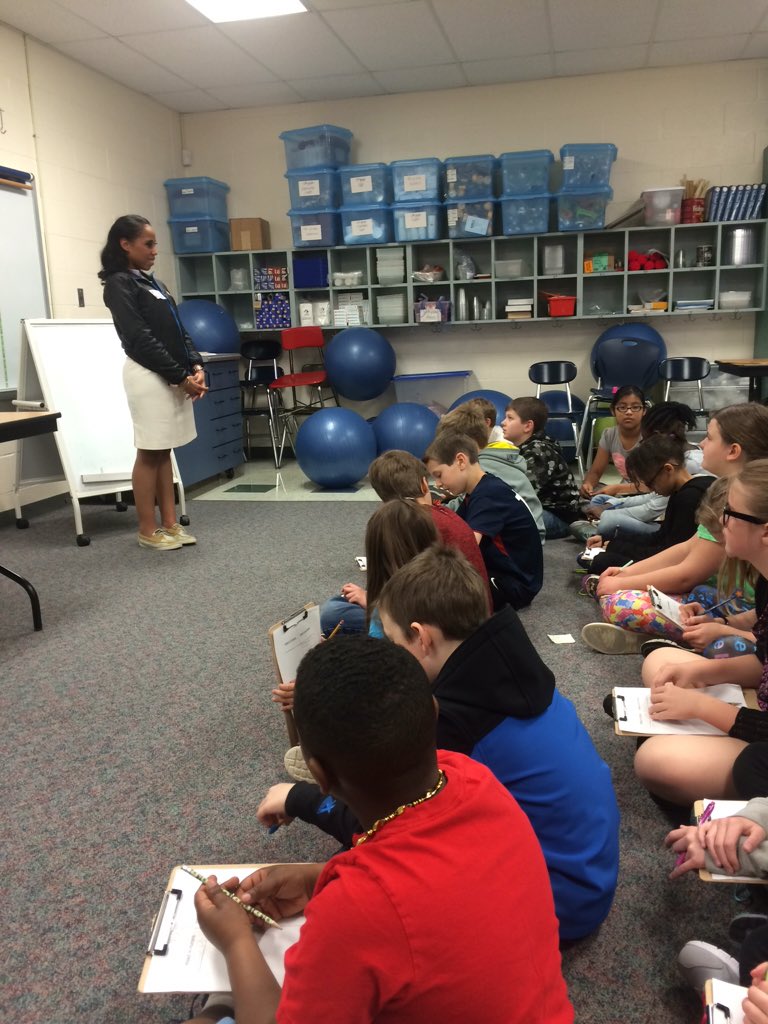 edmanwl's tweet photo. @SmithvilleUES @RealDeihl So much fun learning from @nicolephilli! #learningfromanexpert #ssdpride https://t.co/AzimAr1HTy