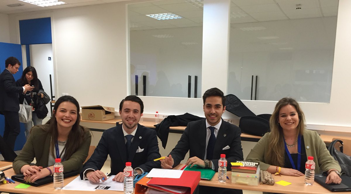 pompodempaire's tweet photo. Empieza el debate! UFV 1- CDC  #debatesufv https://t.co/7BVTXBAn2S