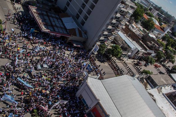 martaele15's tweet photo. @LauraGarciavaz GIGANTESCA MARCHA DOCENTE EN SGOdelESTERO.AÚN NO EMPEZARON LAS CLASES BÀSICO: $2900 NO HAY PARITARIA https://t.co/ahsrYAsYXa