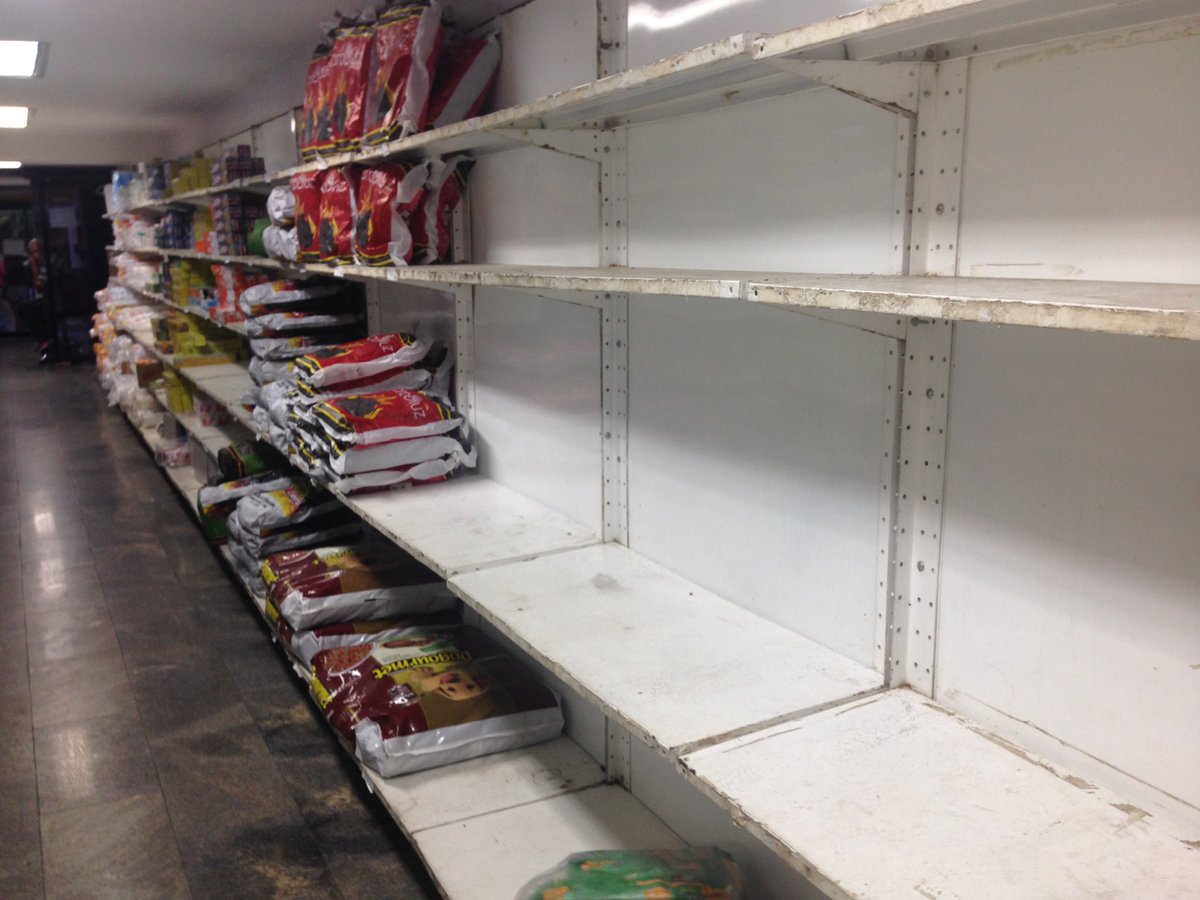 guadavazquez's tweet photo. Desabastecimiento venezolano en vivo y en directo. Cuando llega la mercadería al super se arman colas de hasta 5 hs. https://t.co/DYiq5IPDHO
