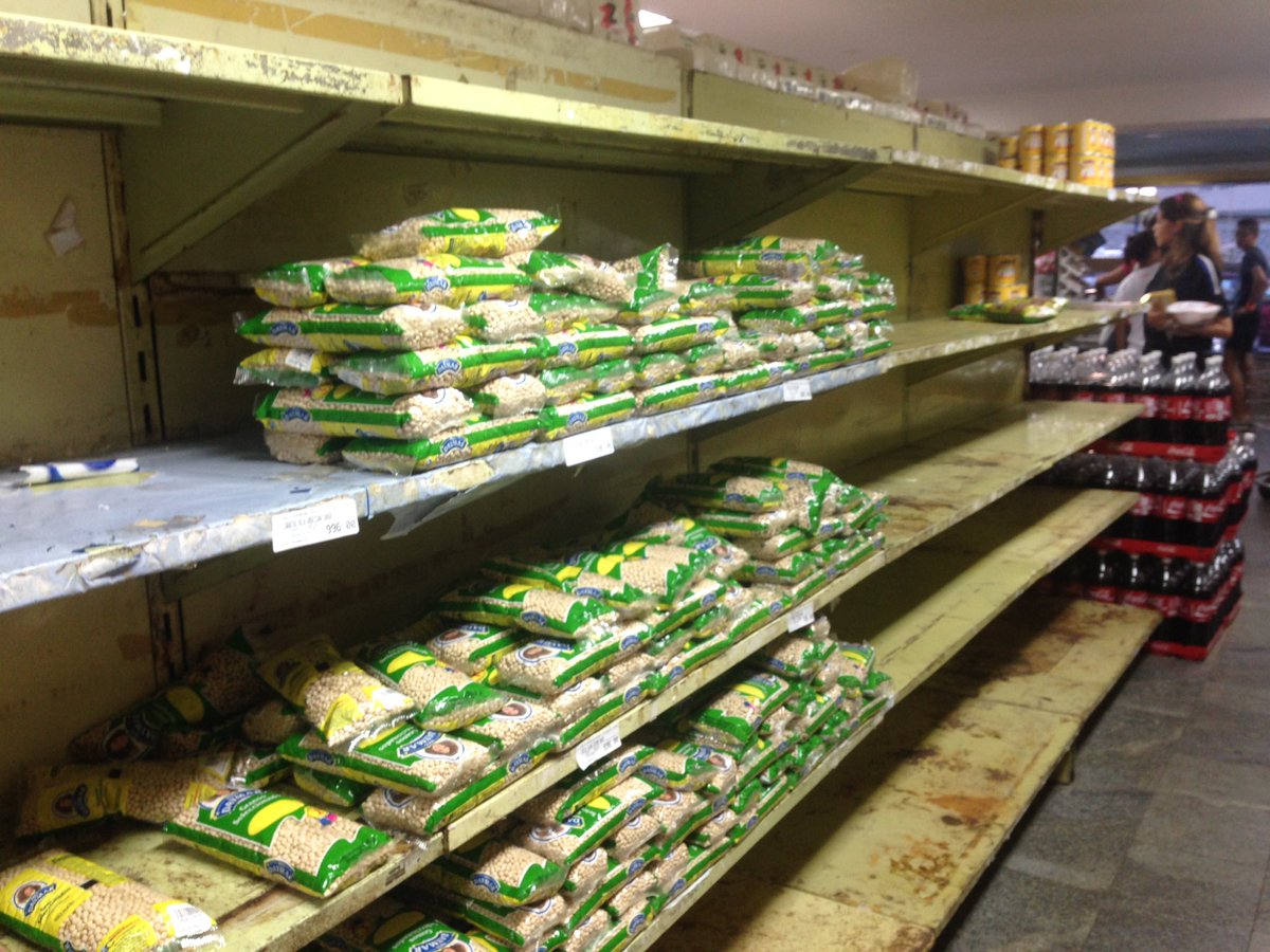 guadavazquez's tweet photo. Desabastecimiento venezolano en vivo y en directo. Cuando llega la mercadería al super se arman colas de hasta 5 hs. https://t.co/DYiq5IPDHO