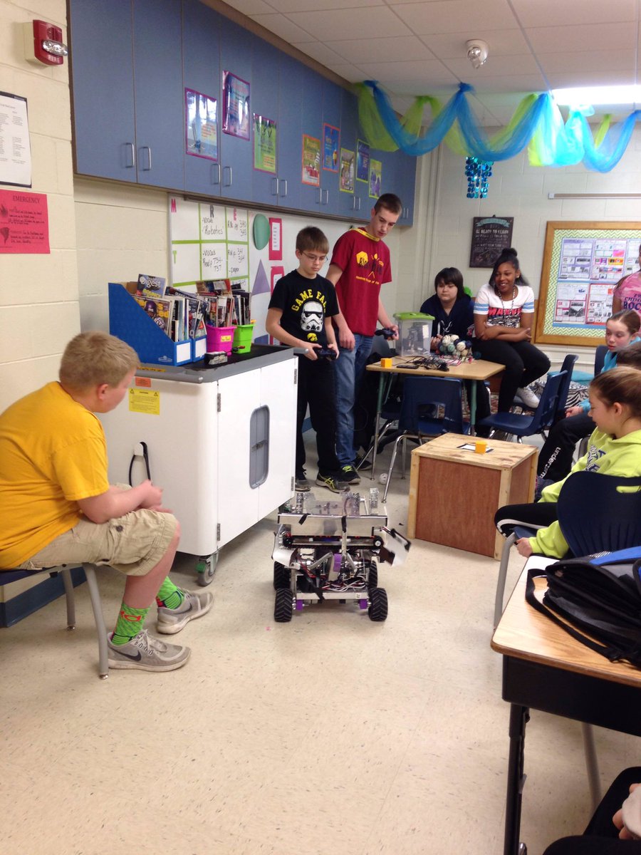 the_block_heads's tweet photo. Great time today presenting to the GHV 6th grade for their robotics unit in school #omgrobots STEM in the classroom https://t.co/gjlho0shZS