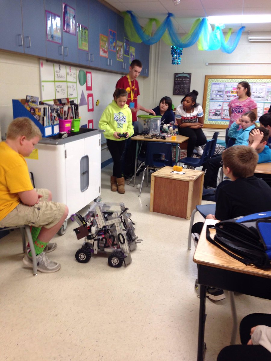 the_block_heads's tweet photo. Great time today presenting to the GHV 6th grade for their robotics unit in school #omgrobots STEM in the classroom https://t.co/gjlho0shZS