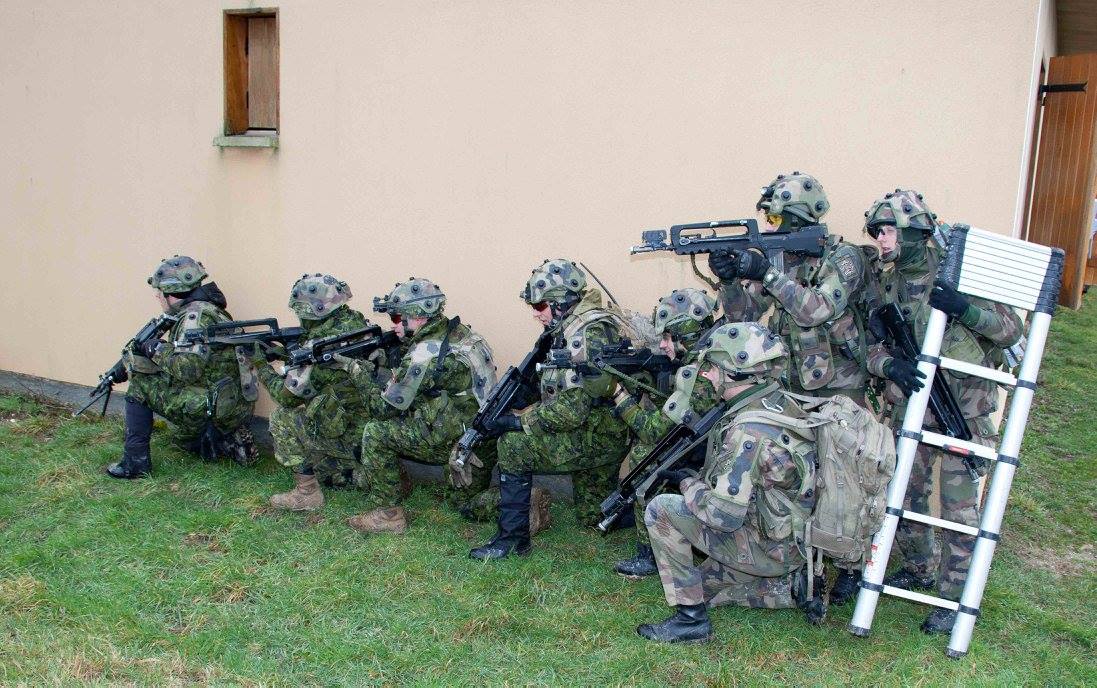Tom_Antonov's tweet photo. Marksmen of the Royal 22nd Regiment in the #CENZUB with soldiers of the #35eRI 
#Canada #France #urbanwarfare https://t.co/yBnG0smvcV