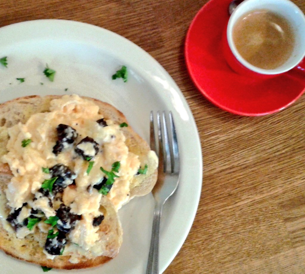 ExeterCakes's tweet image. Tasty treat for the w/end, Scrambled Egg &amp;amp; Black Pudding on Sourdough, @crankhouseroast Colombian #perfectbreakfast