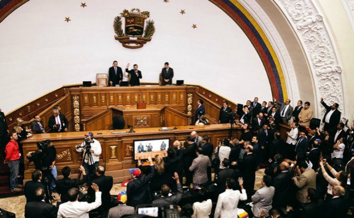 noticierovv's tweet photo. Parlamento aprobó en primera discusión el Proyecto de Ley Orgánica de Referendos https://t.co/OA72sV9QJy https://t.co/9JdoZwMgja
