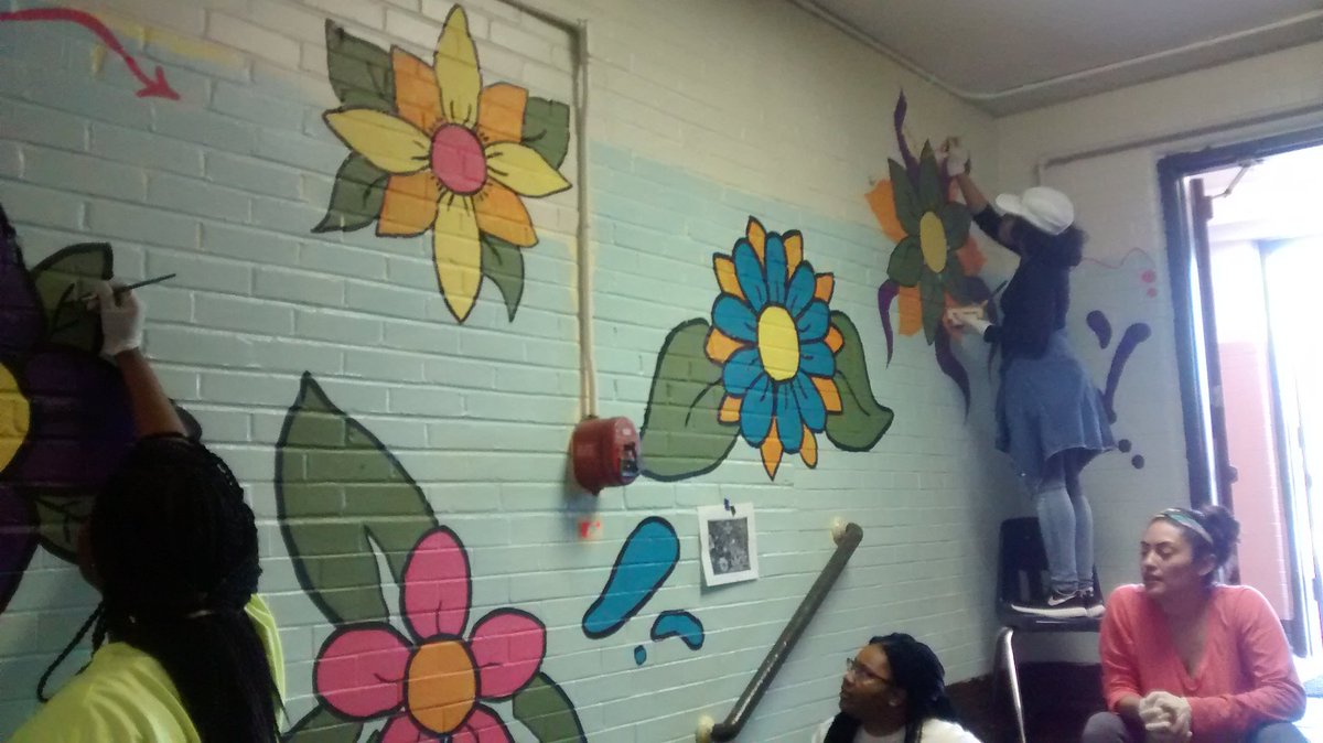 Jackson_PHL's tweet photo. What a difference! New floral mural!! Thanks @PhenndUpdates and @AmeriCorpsNxStp  #AmeriCorpsWeek @PrincipalKaplan https://t.co/Ny4F14UL7z