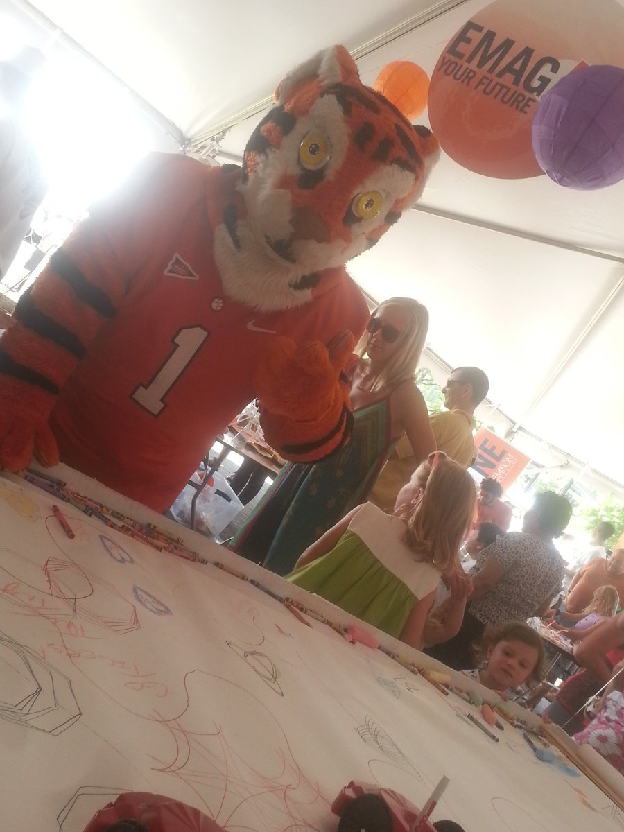 SekouLRemy's tweet photo. The robots are coming back!!! #drawingWithRobots #ClemsonSTEAM #Artisphere_SC https://t.co/aNlvNEyUYv