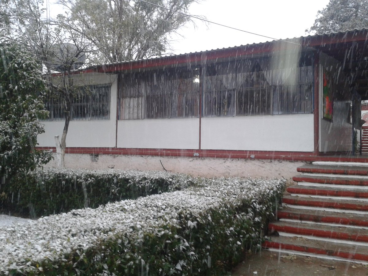 Jesus_DiazV's tweet photo. Nevando en #PeรฑonBlanco #EST11 @SEED_Dgo @gobdgo @veronicaTV10 https://t.co/8IR90lqJGS