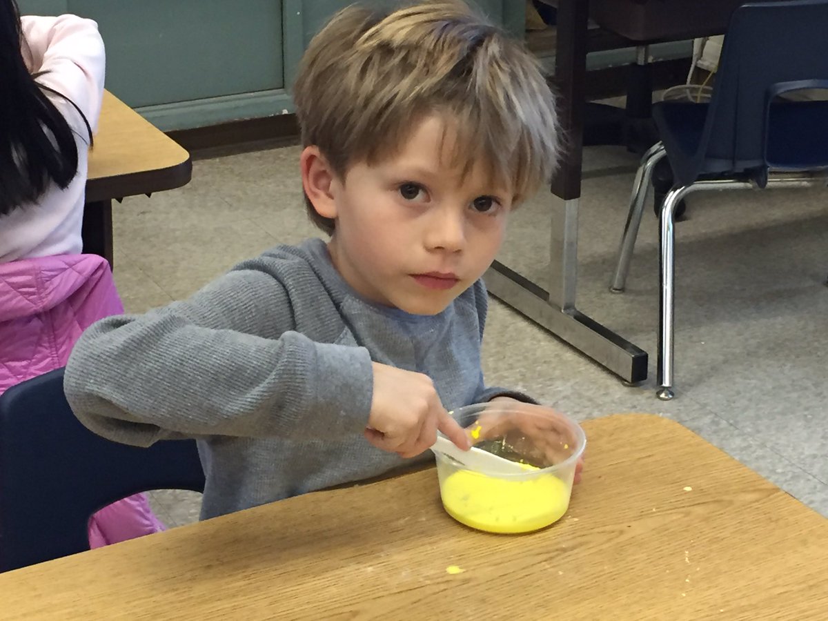 EdisonOtters's tweet photo. Oobleck in Room 14: is it a solid, liquid or gas? Students are doing experiments to find out! Thanks #PTA! https://t.co/Wa9wObPmns
