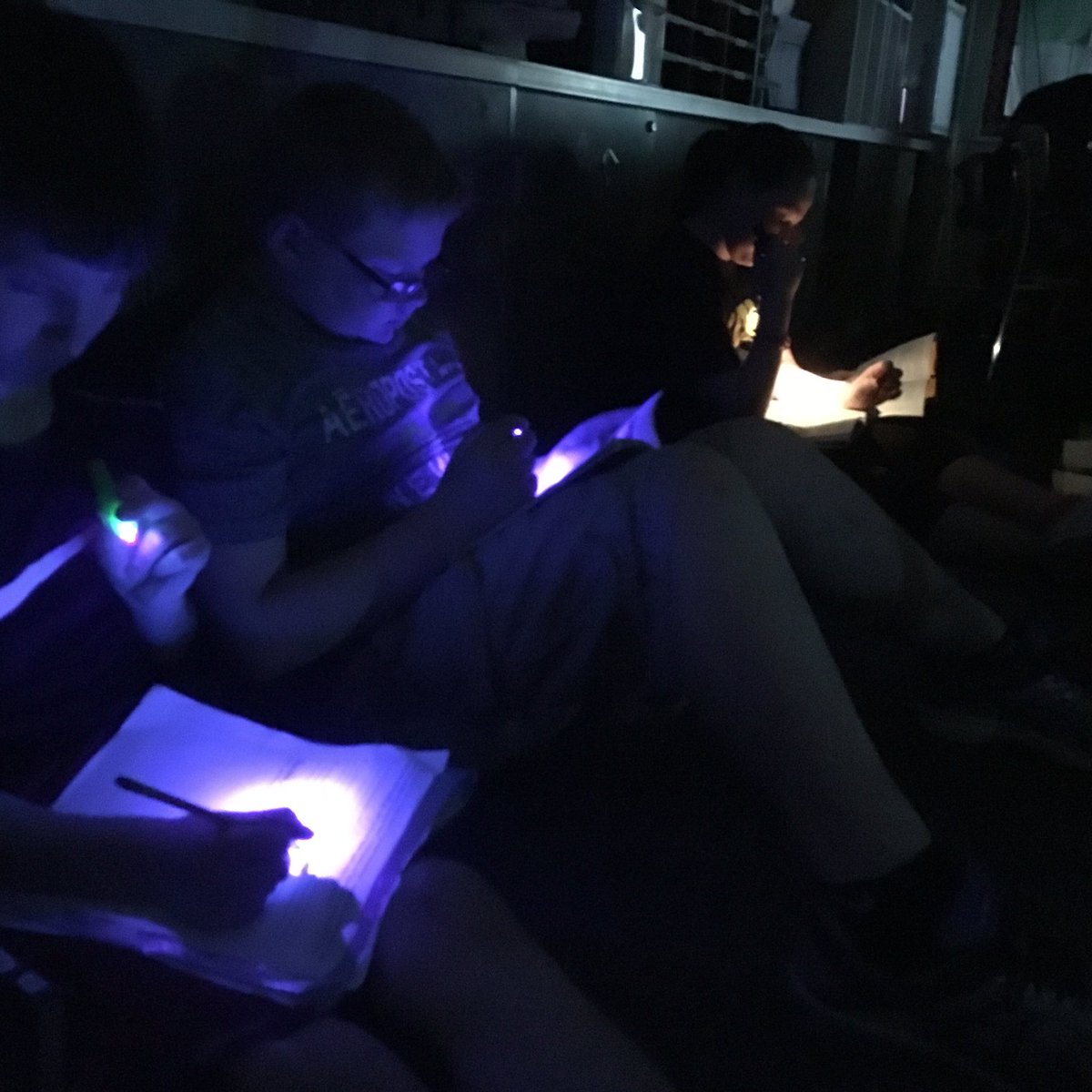 WetmoreAnthony's tweet photo. 5th graders read with a flashlight day @nevinssa @PaulAvery72 #FultonPLN #MIRM https://t.co/LIhGMcSlBU