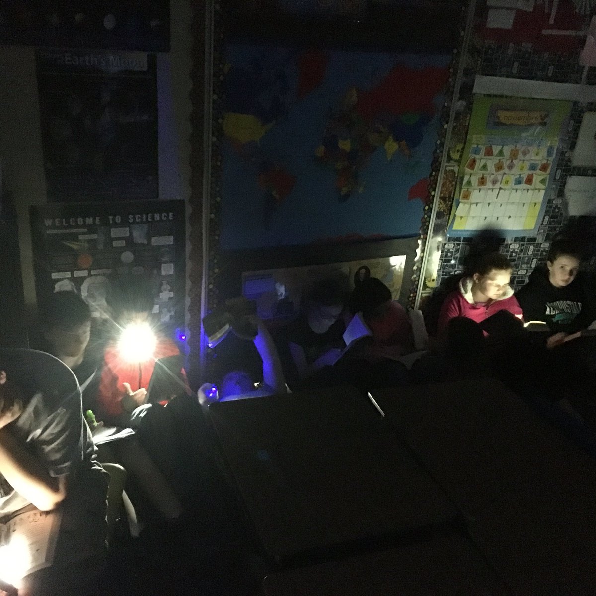 WetmoreAnthony's tweet photo. 5th graders read with a flashlight day @nevinssa @PaulAvery72 #FultonPLN #MIRM https://t.co/LIhGMcSlBU