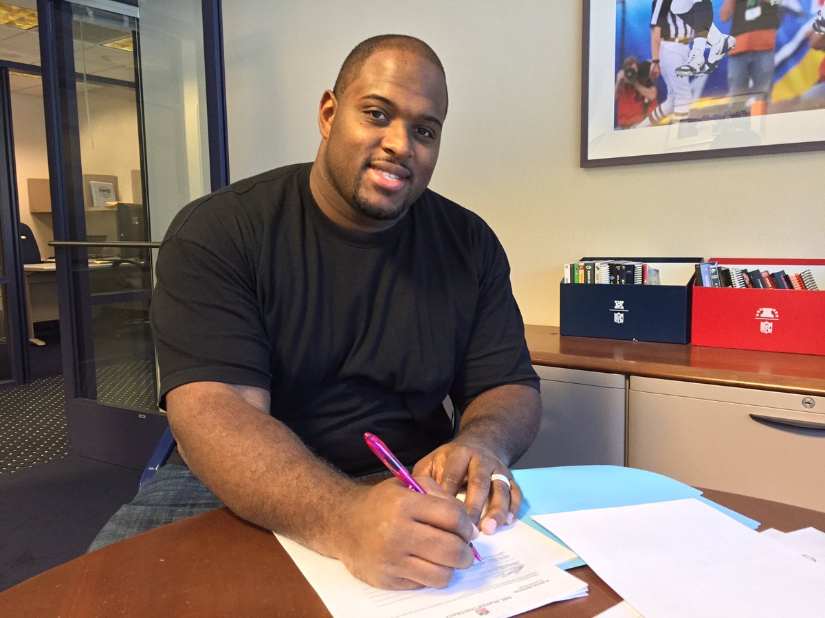 chargers's tweet photo. AND @Mebane92 officially signs. #BellyRoll #Official ✍🏾 https://t.co/XlGOjzYGoT