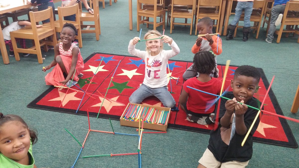 Miss Holdsworth's kindergarten class creating during Maker Space! <a href="/WestsideVCS/">Westside Elementary</a> <a href="/tanfrankqj/">Willie Williams</a> @CarrieKorkus