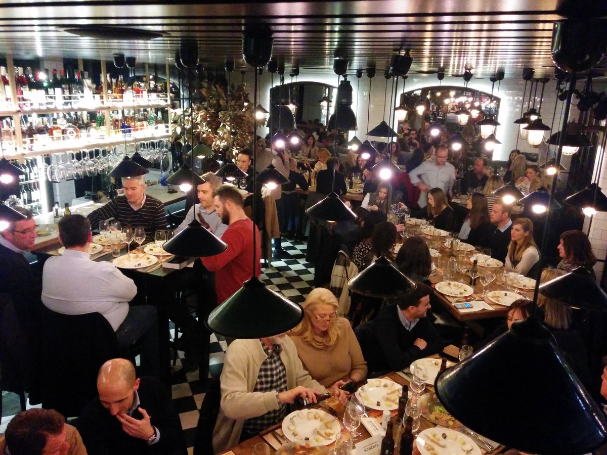 Acabamos de dar comienzo a la cata de quesos con maridaje #disfrutando #vinosyquesos