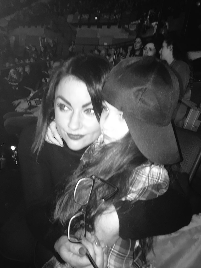 CarlymBarbar's tweet photo. Erin's first gig! @elliegoulding lets go....woohoooo #bigenoughtogig with mum &amp; dad https://t.co/e2e0gykf9x
